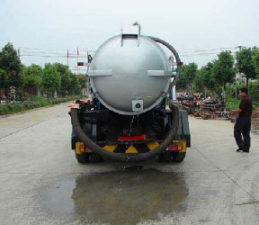 湖北程力_东风尖头真空吸污车