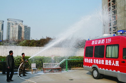 新型压缩泡沫<a href=http://xiaofangche.chengliauto.com/ target=_blank class=infotextkey>消防车</a>“上岗”
