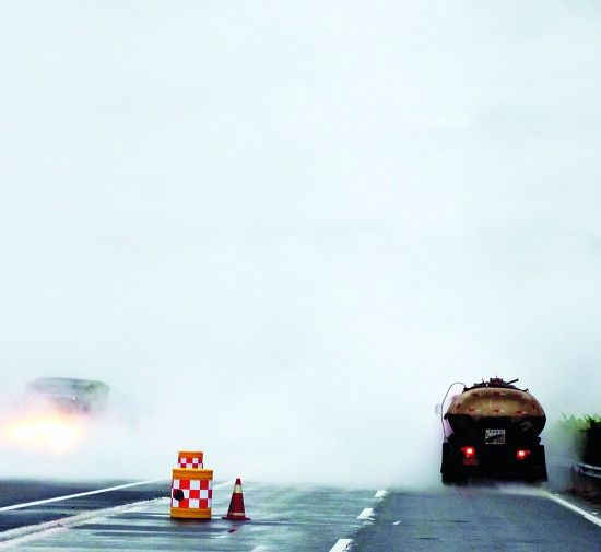 <a href=http://hg.chengliauto.com/ target=_blank class=infotextkey>化工液体运输车</a>紧急排险