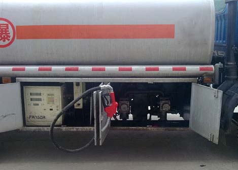 重汽后双桥加油车