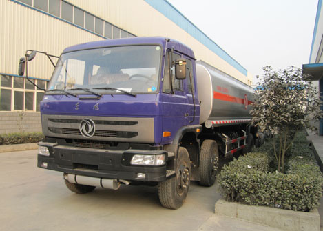 东风小三轴加油车