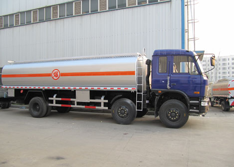 东风小三轴加油车