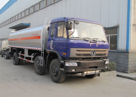 东风小三轴加油车