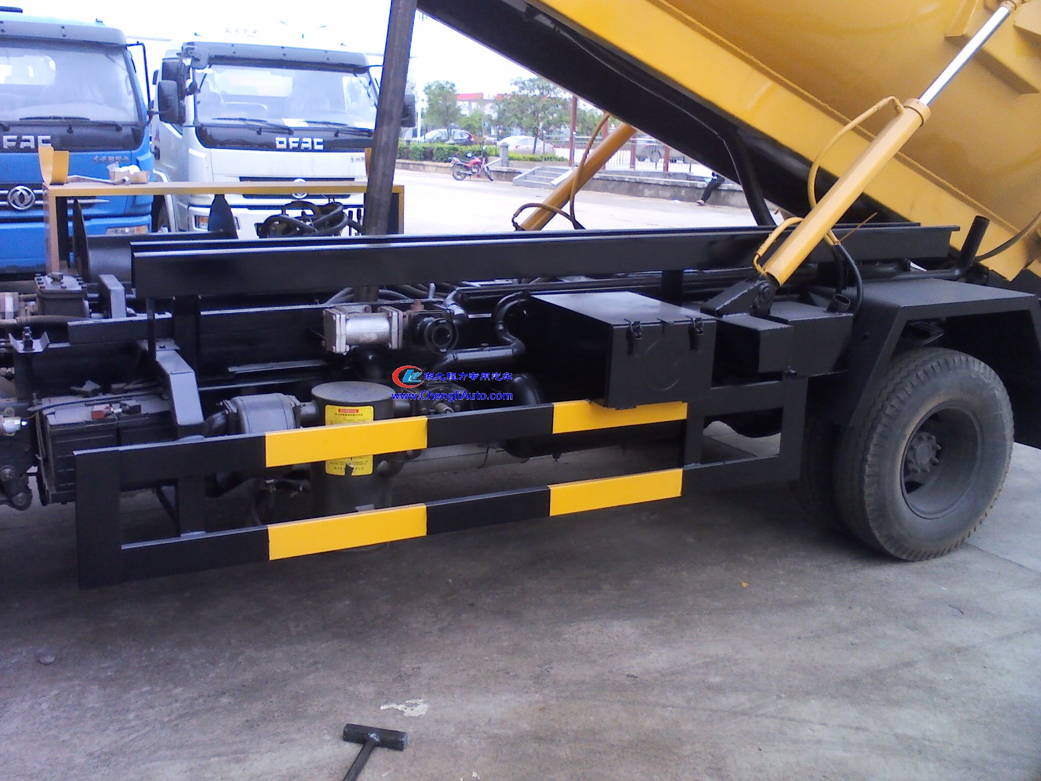 东风多利卡高压清洗带吸污两用车:<a href=http://xiwuche.chengliauto.com/ target=_blank class=infotextkey>吸污车</a>部分
